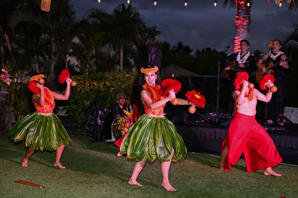 performers dancing in Hawaii