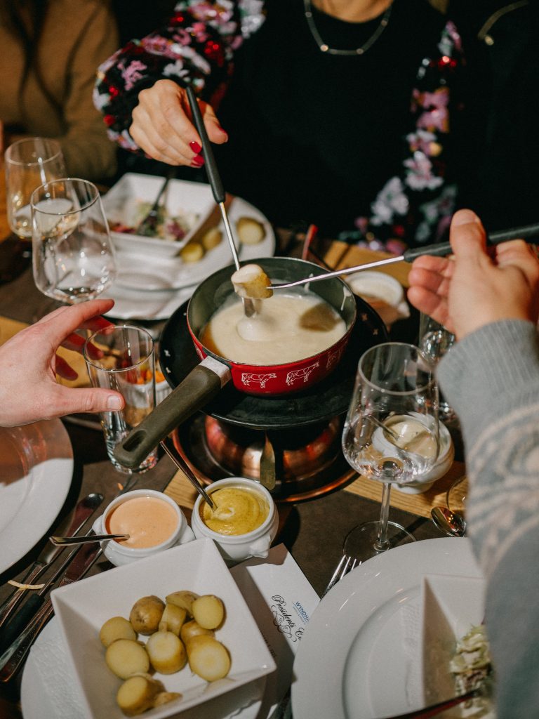 attendees enjoying fondue 